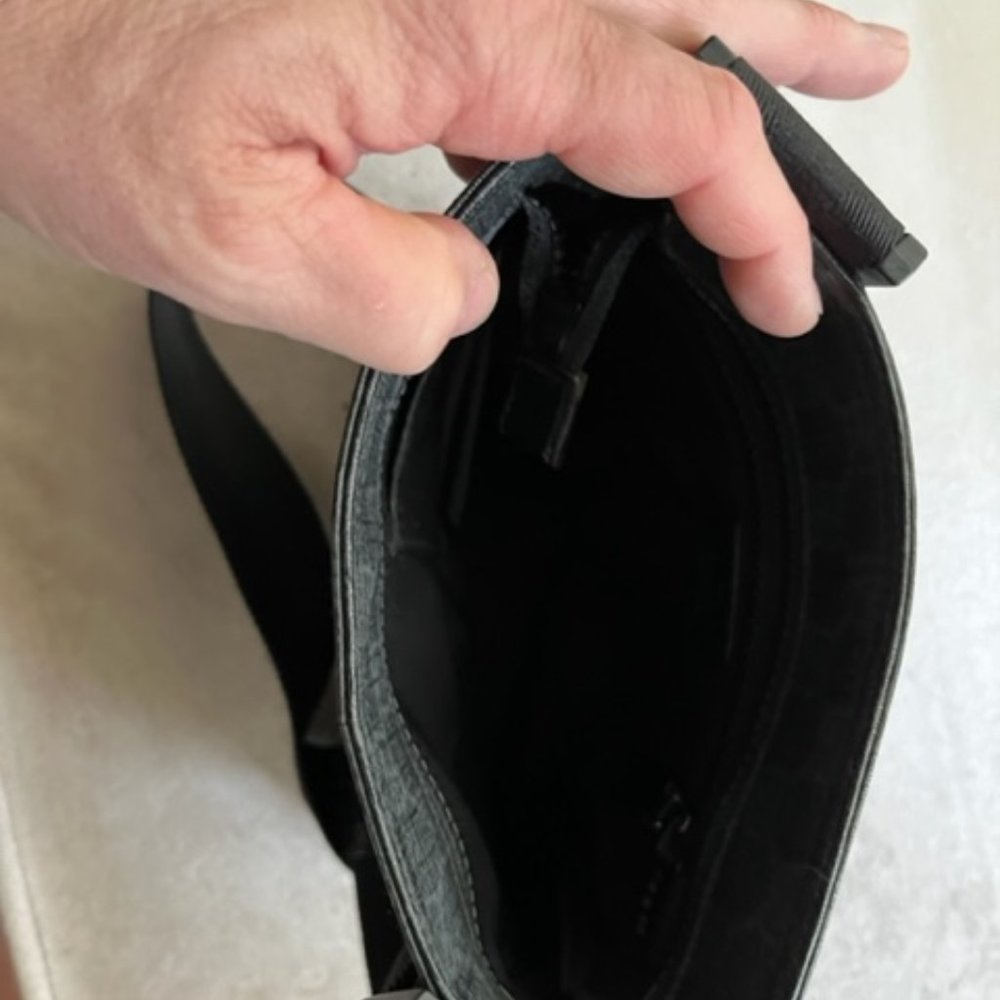 Gucci black leather cross-body bag - Picture 9 of 12